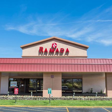 Ramada By Wyndham Medford Hotel & Conference Center Exteriör bild