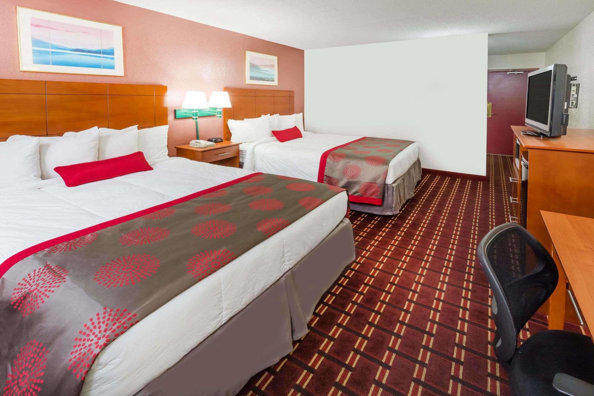 Ramada By Wyndham Medford Hotel & Conference Center Exteriör bild