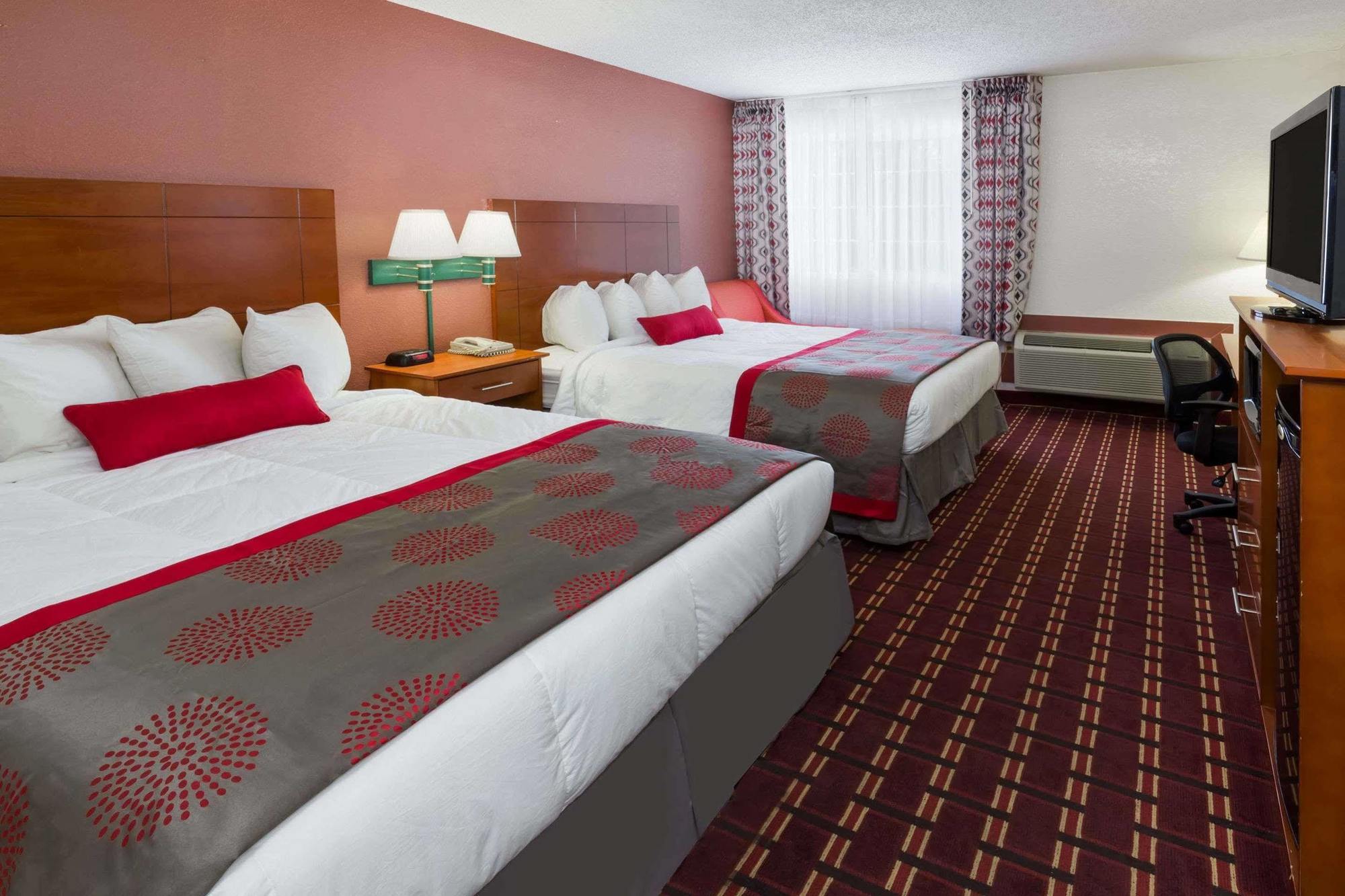 Ramada By Wyndham Medford Hotel & Conference Center Exteriör bild