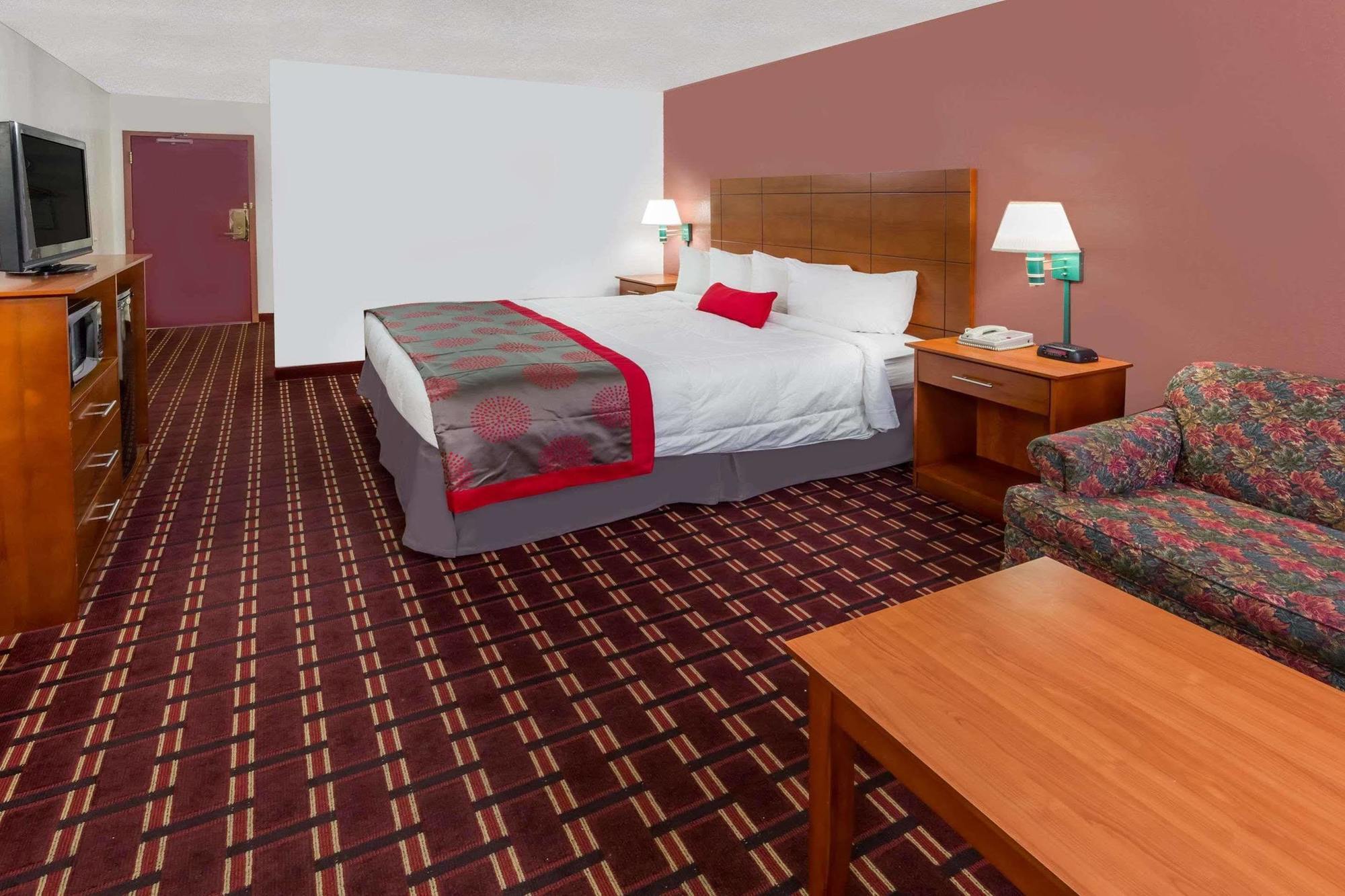 Ramada By Wyndham Medford Hotel & Conference Center Exteriör bild