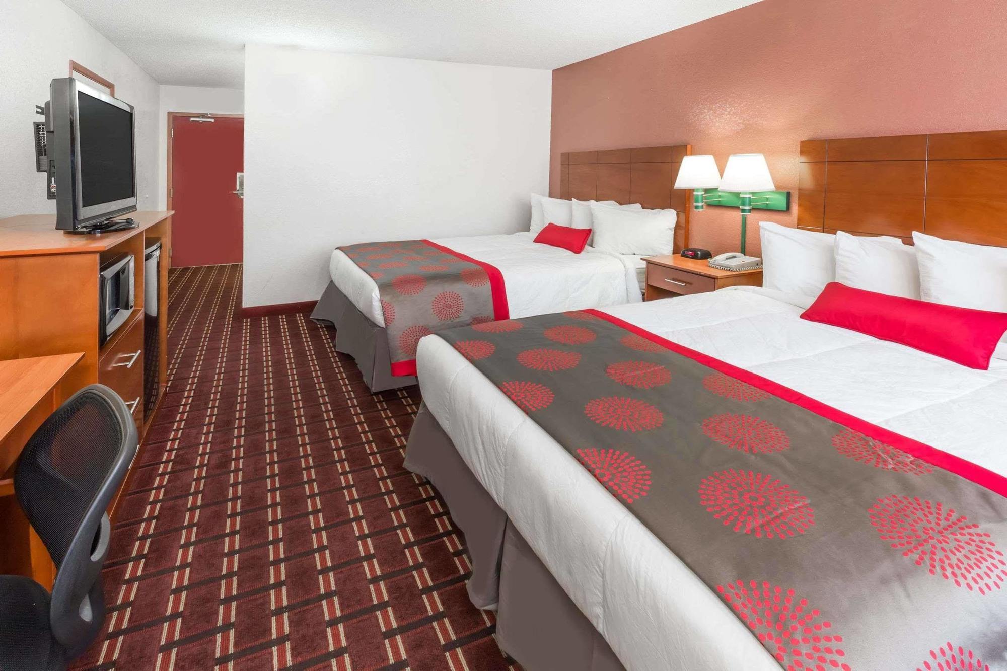 Ramada By Wyndham Medford Hotel & Conference Center Exteriör bild