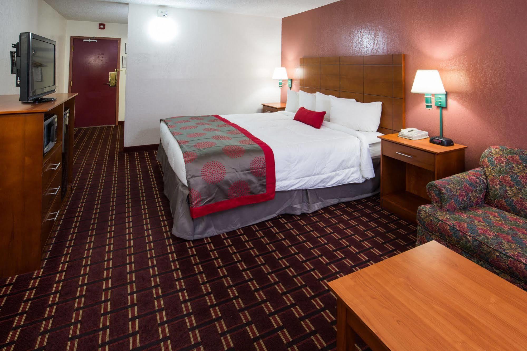 Ramada By Wyndham Medford Hotel & Conference Center Exteriör bild