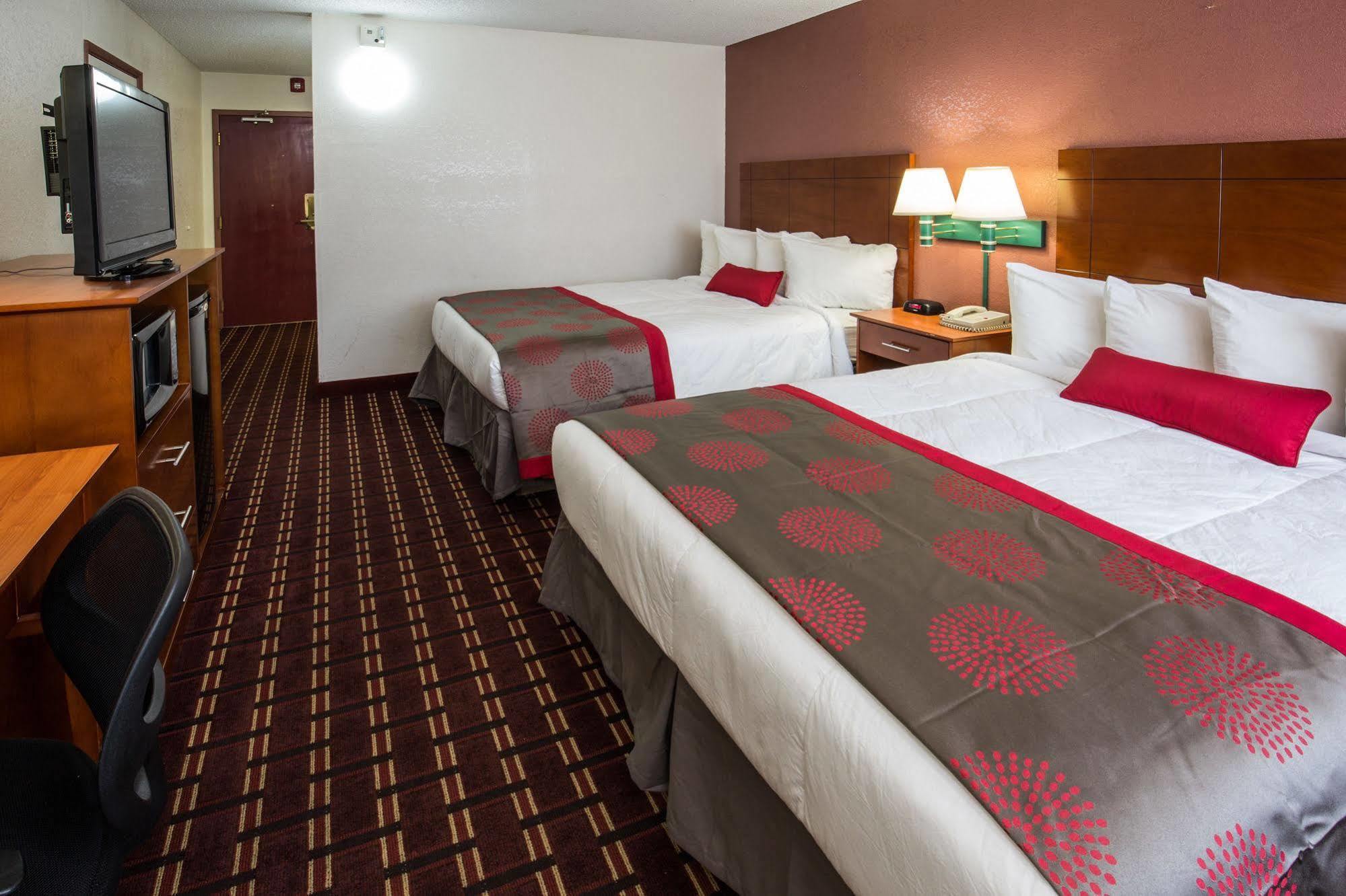 Ramada By Wyndham Medford Hotel & Conference Center Exteriör bild
