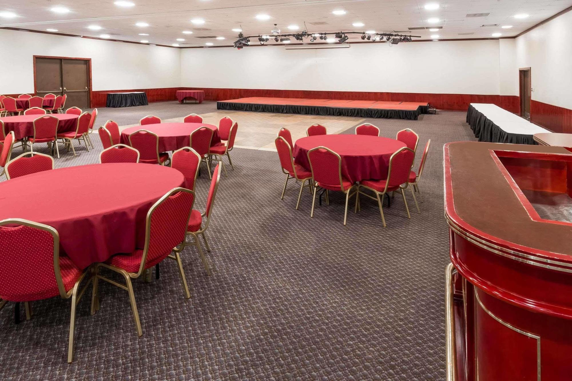 Ramada By Wyndham Medford Hotel & Conference Center Exteriör bild