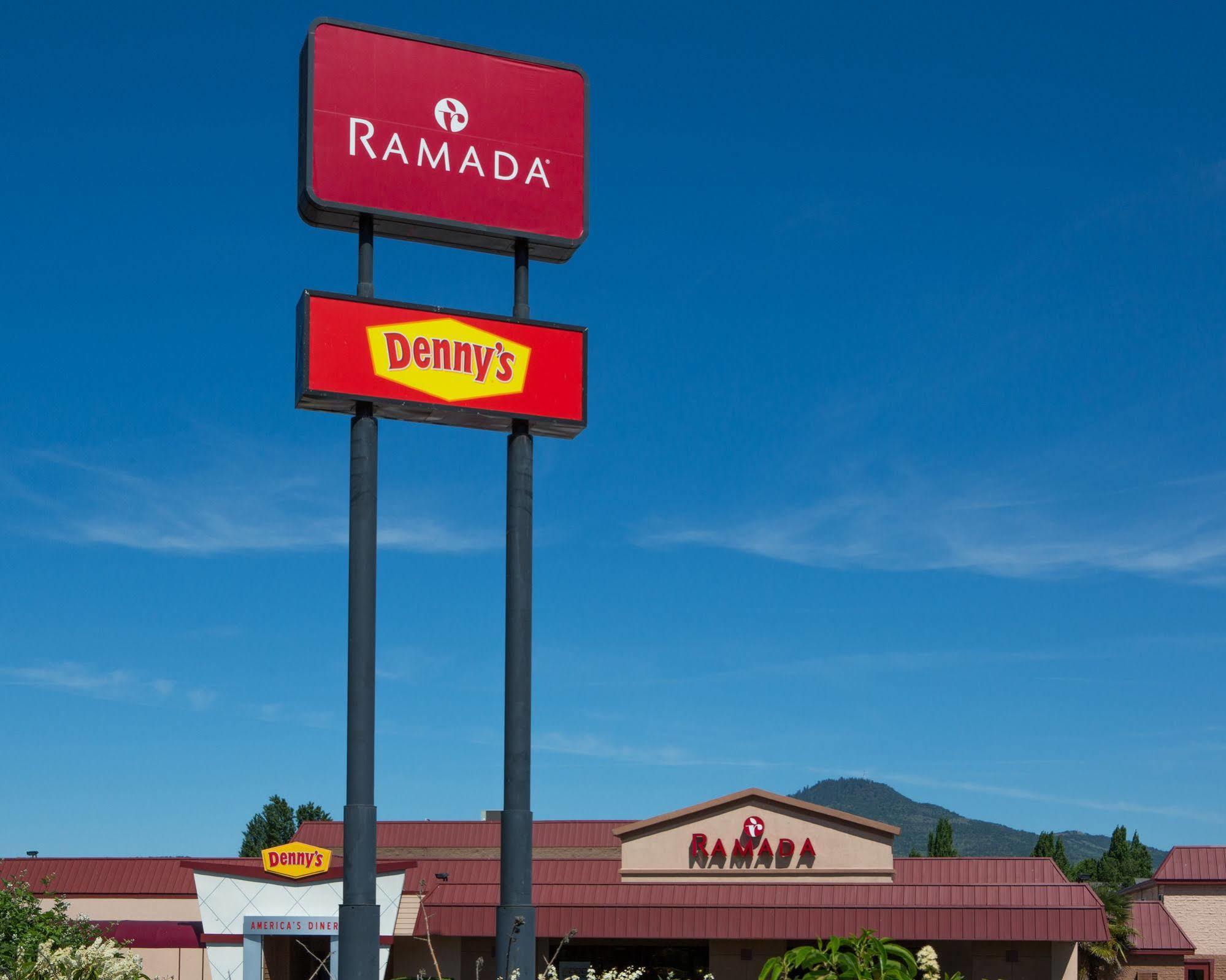 Ramada By Wyndham Medford Hotel & Conference Center Exteriör bild