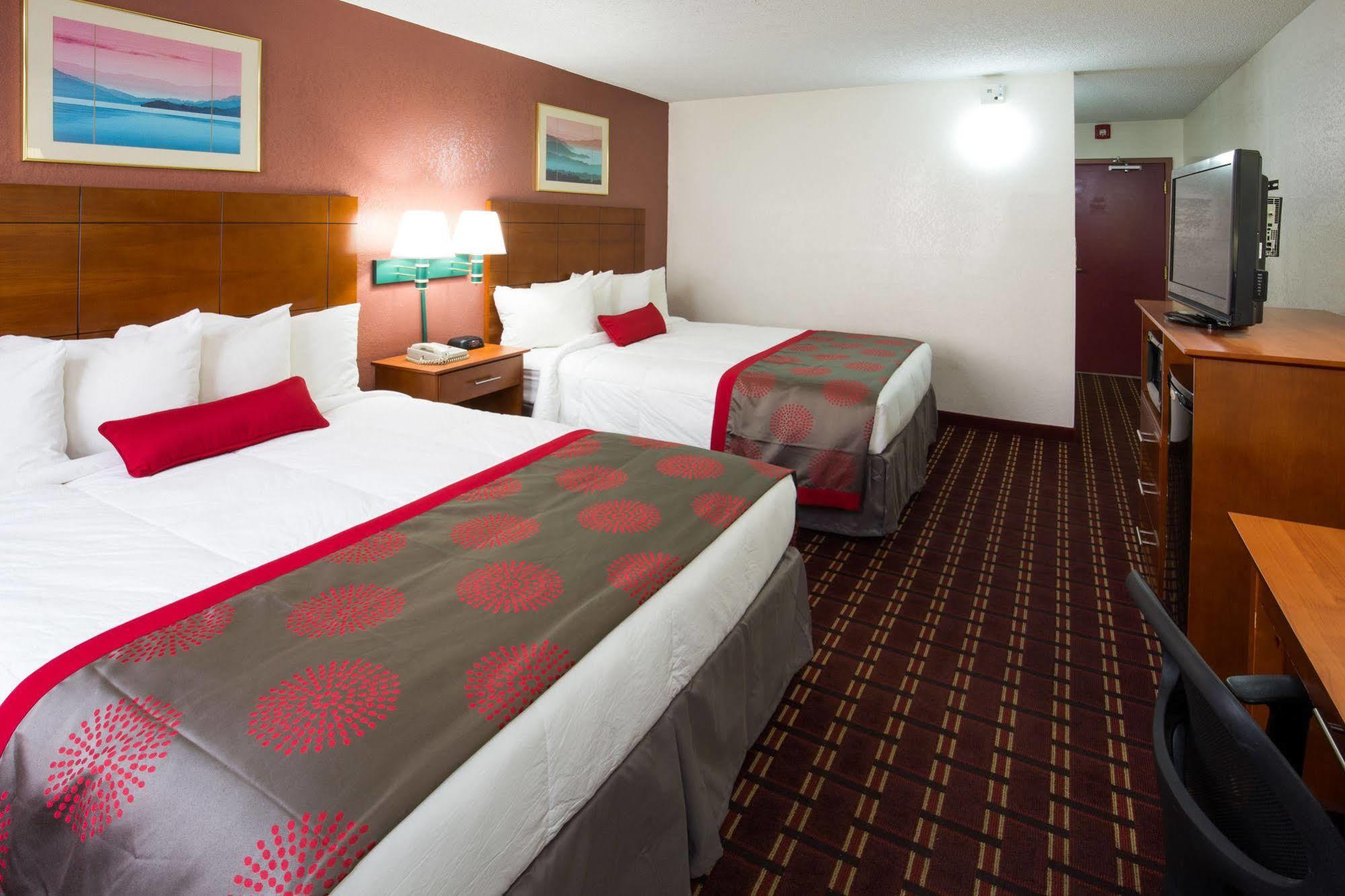 Ramada By Wyndham Medford Hotel & Conference Center Exteriör bild