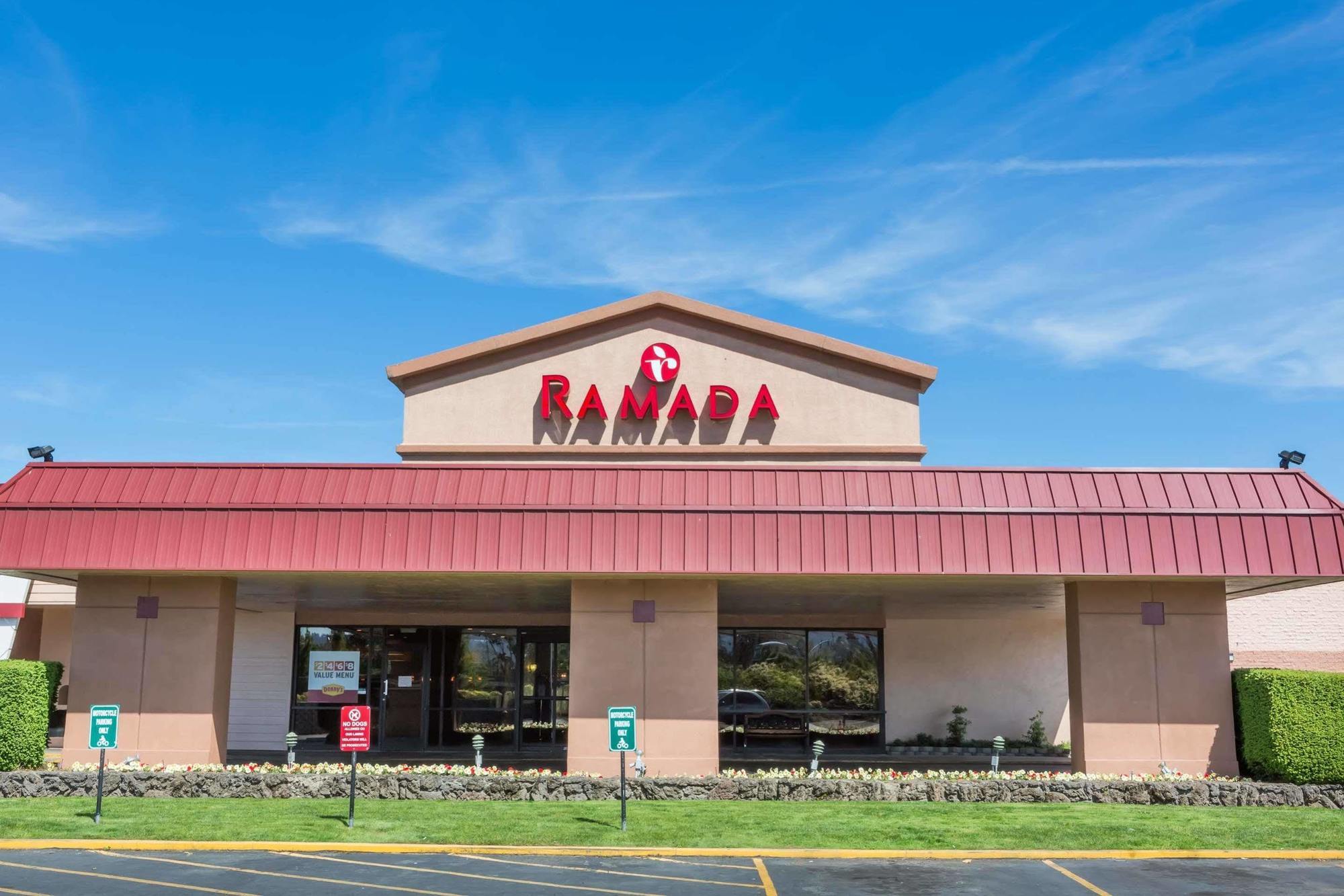 Ramada By Wyndham Medford Hotel & Conference Center Exteriör bild