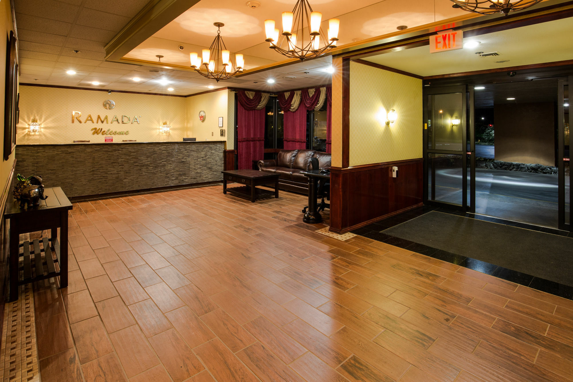 Ramada By Wyndham Medford Hotel & Conference Center Exteriör bild